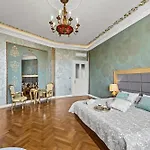 Muenz Luxurious