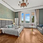 Muenz Luxurious