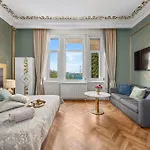 Muenz Luxurious * Pula